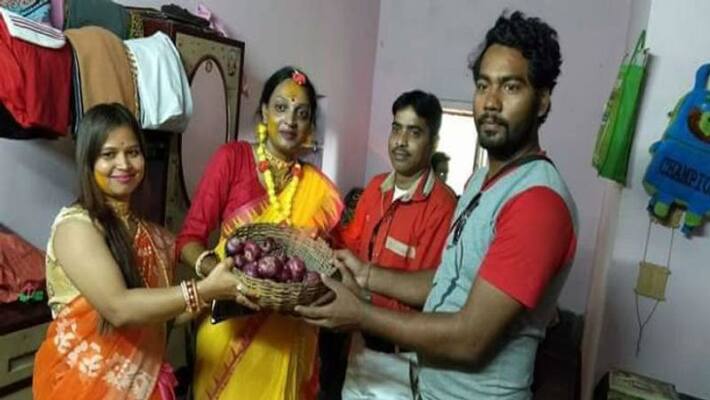 Sack full of onions given as marriage gift in Purba Bardhaman Sack full of onions given as marriage gift in Purba Bardhaman