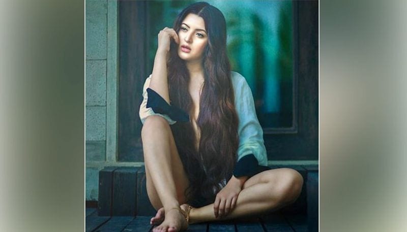  থানায় গিয়ে অভিযোগ দায়ের করলেও সেখান থেকে কোনও সাড়া পাননি পরীমণি। তারপর সোশ্যাল মিডিয়াতে সরাসরি প্রধানমন্ত্রী শেখ-হাসিনার কাছে সুবিচারের দাবি তুলেছিলেন পরীমণি।
