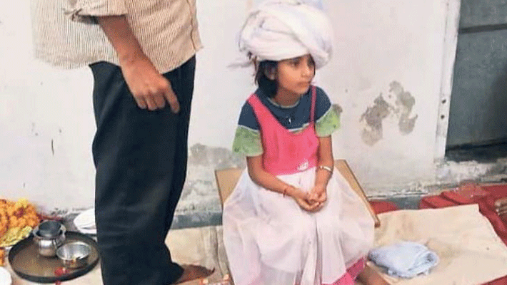 rituals of pagari 7 year old daughter hina made head of house after fathers death in jaipur rituals of pagari 7 year old daughter hina made head of house after fathers death in jaipur