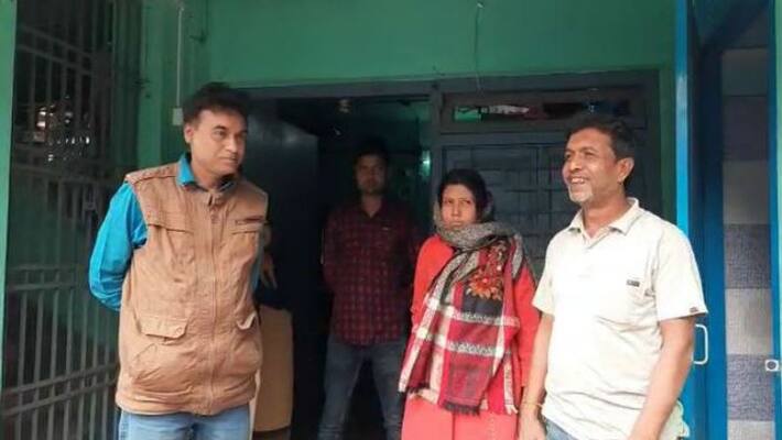 TMC leader helps a woman in Raiganj who lost her way to home TMC leader helps a woman in Raiganj who lost her way to home