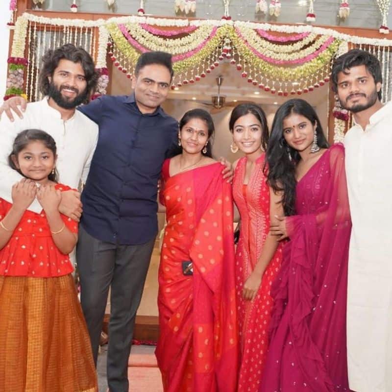 Actress Rashmika Mandanna With Vijay Devarakonda Family Photo Going Viral