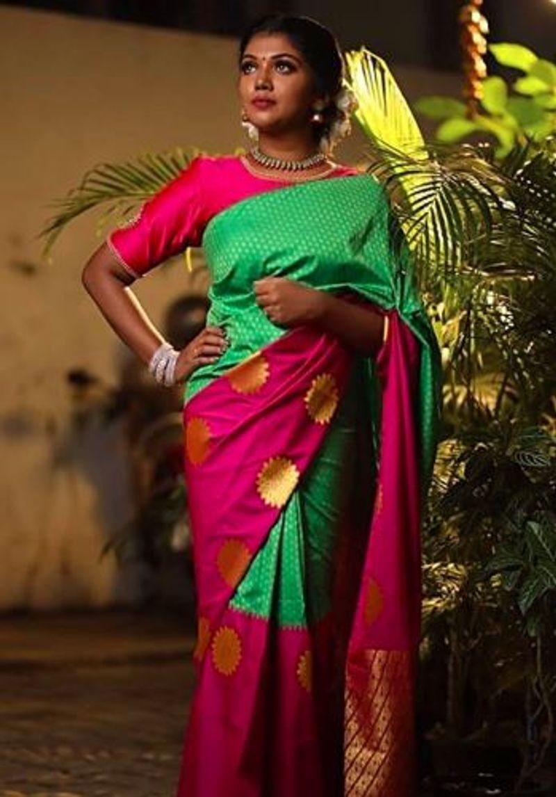 பட்டு புடவையில் பளபளக்கும் ரித்விக்கா
