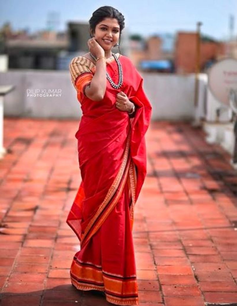 சிம்பிள் புடவையில் செம்ம அழகு