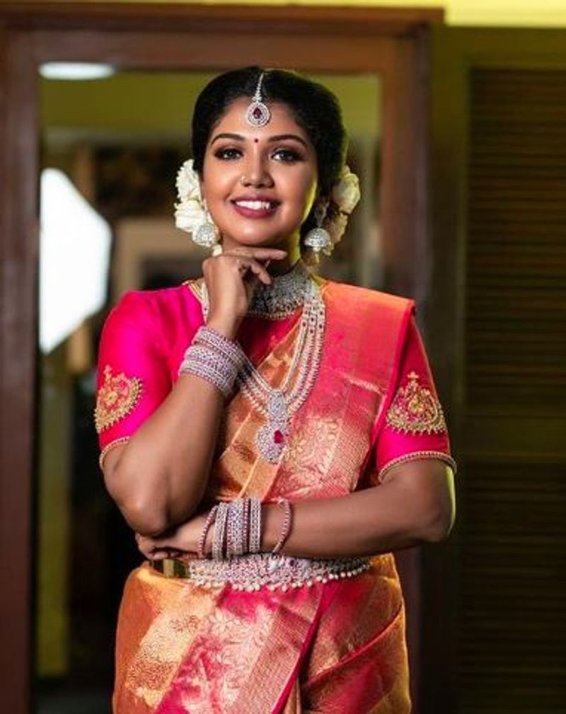 சிற்பம் போல் சிரிக்கும் ரித்விக்கா