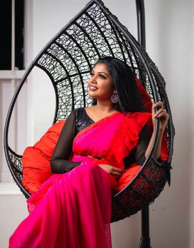 ஹாய்யாக ஊஞ்சலில் அமர்ந்தபடி ஒரு கிளிக்