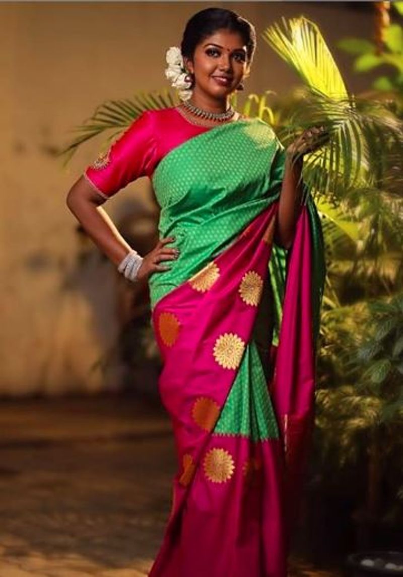 சிலை போல் நின்று போஸ் கொடுக்கும் நடிகை