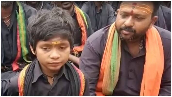 A student of Sabarimalai's evening was brought to school A student of Sabarimalai's evening was brought to school