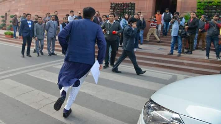 Piyush Goyal Railway Minister running to Parliament for question hour Photo viral Piyush Goyal Railway Minister running to Parliament for question hour Photo viral