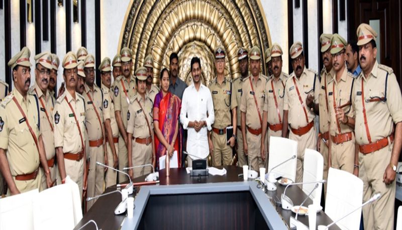 ప్రభుత్వంలోని అన్ని శాఖలు కూడా తమకు కావాల్సిన సమాచారాన్ని, సర్వేలను, ఇతర డేటాను వలంటీర్ల ద్వారా తెప్పించుకుంటున్నారు. చివరకు ఆయా పోలీస్ స్టేషన్లలో ఉండే కానిస్టేబుళ్లు, పోలీస్ అధికారులు కూడా వలంటీర్ల ద్వారా గ్రామాలలో ఏం జరుగుతుందో తెలుసుకుంటున్నారు. ఒకరకంగా చెప్పాలంటే అనధికారిక వేగులుగా పనిచేస్తున్నారు గ్రామ వాలంటీర్లు.