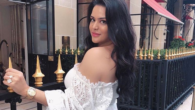sanjay dutt daughter trishala dutt shares mom richa sharma throwback-photo