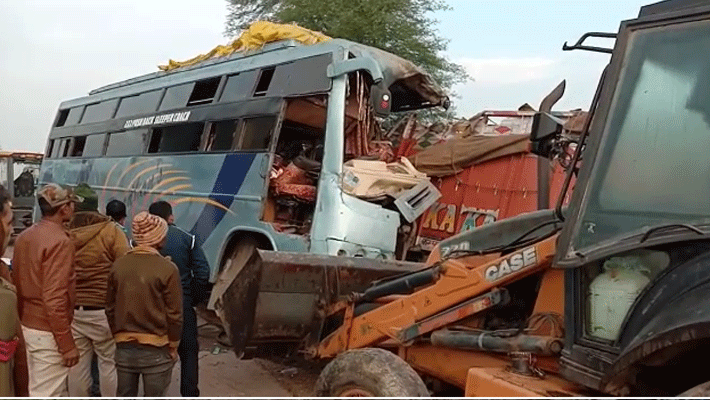 13 killed, 15 injured between bus and truck in Agra-Lucknow Expressway