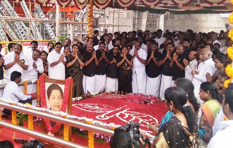 அம்மாவிற்கு கருப்பு உடையில் வந்து அஞ்சலி செலுத்திய அதிமுகவினர்