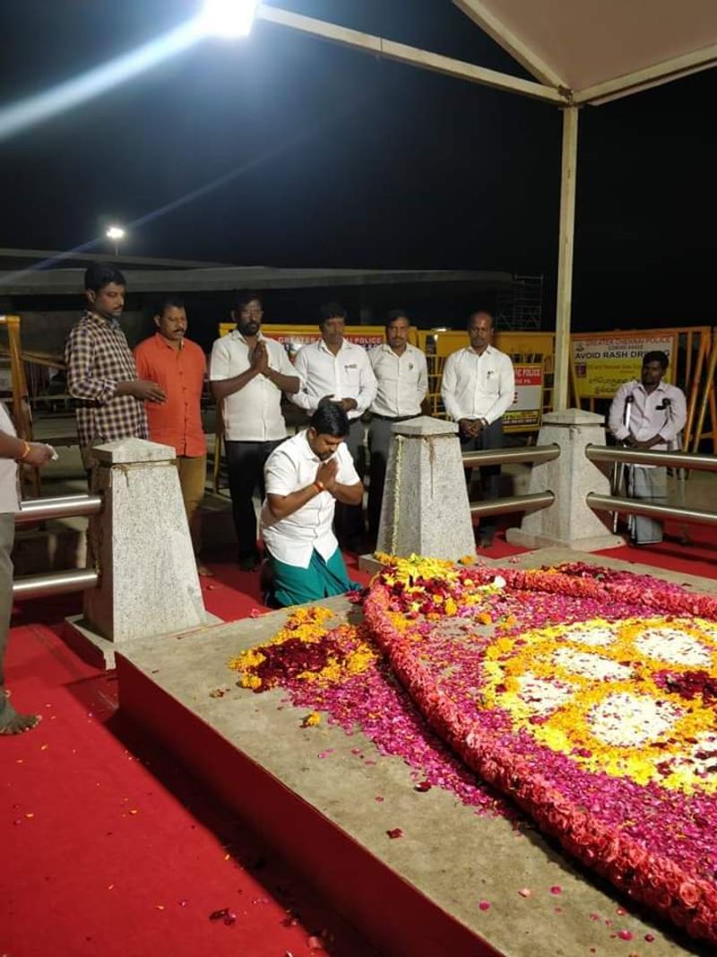 அஞ்சலி செலுத்த வந்த பூங்குன்றன்