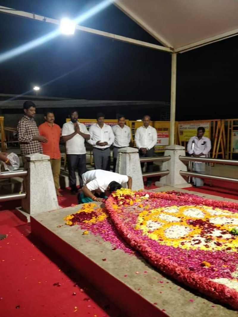 சமாதியில் விழுந்து வணங்கி மரியாதை செய்த பூங்குன்றன்