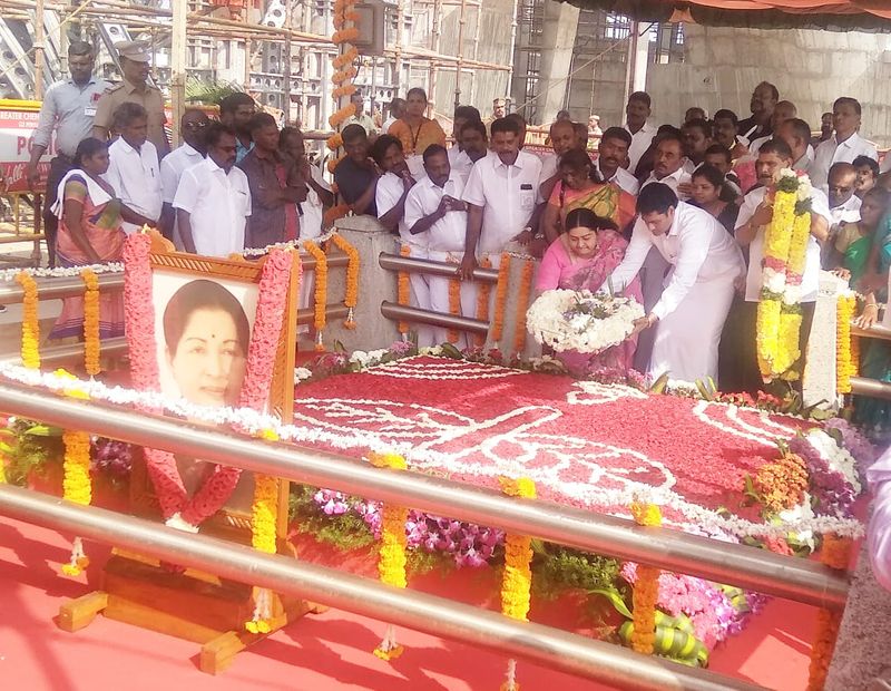 மலர் வலையம் வைத்து மரியாதை செய்த ஜெ.தீபா - மாதவன்