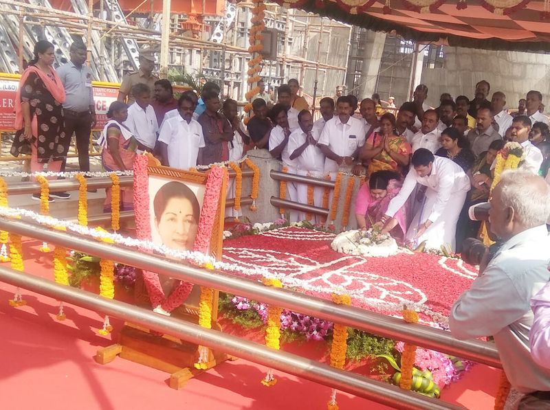 பூத்தூவி மரியாதை