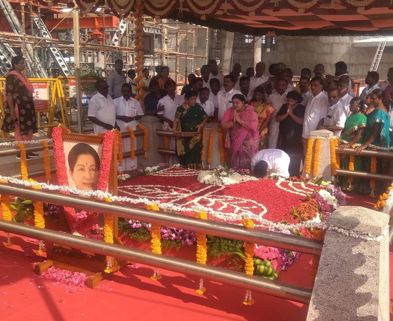 சமாதியில் விழுந்து வணங்கிய மாதவன்