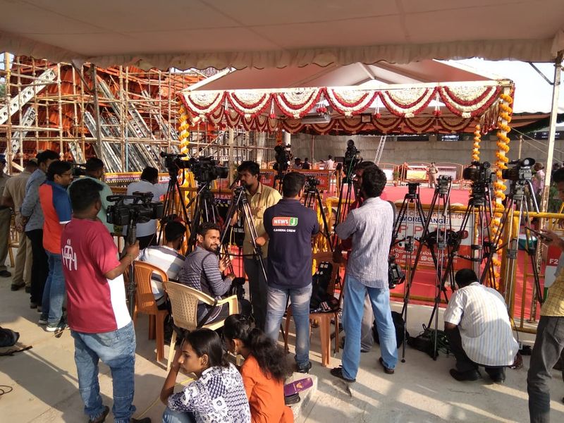 அஞ்சலி செலுத்த வருபவர்களை வீடியோ எடுக்க தயாராக இருக்கும் ஒளிப்பதிவாளர்கள்