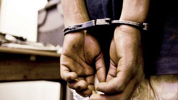 Two Samajwadi Party workers were caught by police for asking extortion kpm Two Samajwadi Party workers were caught by police for asking extortion kpm