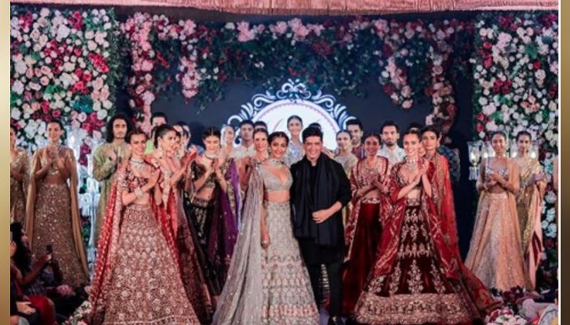 বি-টাউনের ফ্যাশন শো হোক কিংবা কোনও বিবাহ আসর, বিশেষ দিন, মণীশ মালহোত্রার খোঁজ পড়ে সকলের আগে। তাঁর ডিজাইন করা পোশাকেই বাজিমাত করে বি-টাউনের তারকারা। জন্মদিনে রইল সেই কালেকশনের কিছু খোঁজ।