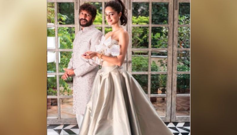 মণীশের পোশাকে ধরা দিয়েছিলেন অনন্যা পান্ডে। অনবদ্য লুকে সিলভার রঙে এদিন সকলের নজর কাড়লেন অভিনেত্রী।
