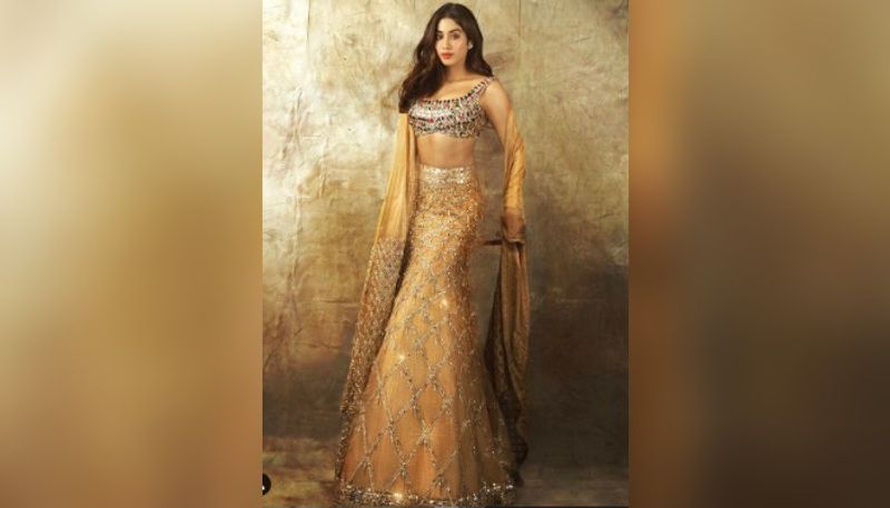 জাহ্নবী কাপুর অনবদ্য স্টাইল স্টেটমেন্টের পেছনেই ছিল তাঁর এই পোশাক। যা ডিজাই করেছিলেন মণীশ মালহোত্রার। ছবিটি সোশ্যাল মিডিয়ায় শেয়ার করেছিলেন তিনি।