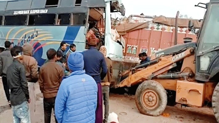 truck bus accident 9 people died and 15 injured in rewa madhya pradesh