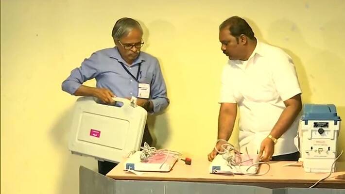 arnatka: Voting for by-elections in 15 assembly seats, BJP Congress and JDS hope to win KPS arnatka: Voting for by-elections in 15 assembly seats, BJP Congress and JDS hope to win KPS