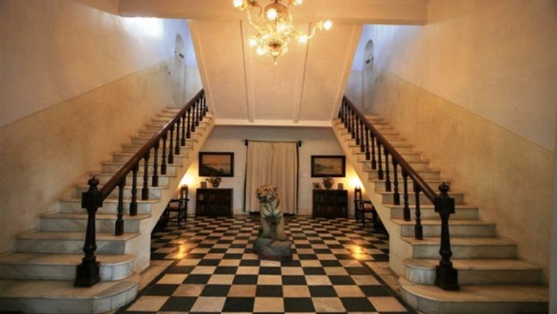 kareena kapoor saif ali khan with son taimur and family enjoy in Pataudi palace KPJ