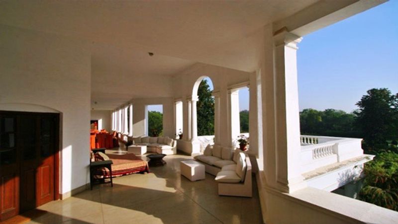 kareena kapoor saif ali khan with son taimur and family enjoy in Pataudi palace KPJ