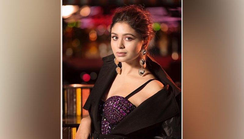 টেলি সিরিয়ালেই থেমে থাকেন নি অভিনেত্রী। কখনও আয়ুষ্মান খুরানার সঙ্গে গানের ভিডিও তো কখনও কালকির সঙ্গে ওয়েব সিরিজেও দেখা গিয়েছে ঋতাভরীকে।
