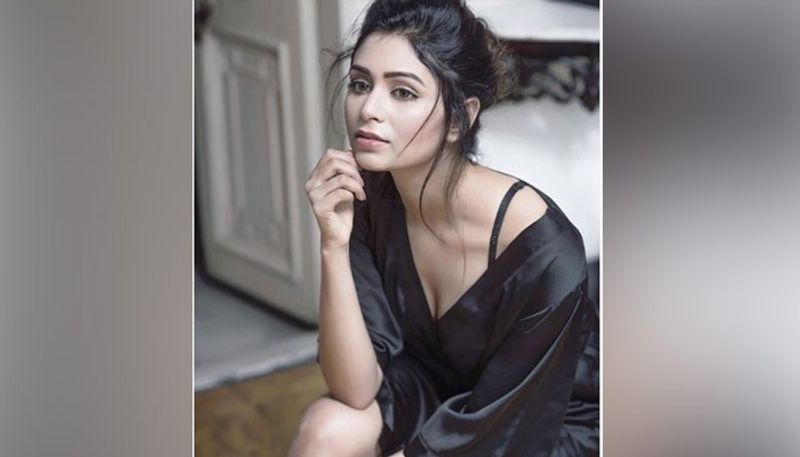 এর পাশাপাশি বলিউড সিনেমা 'পরী'-তেও অনুষ্কা শর্মার পাশে গুরুত্বপূর্ণ চরিত্রে নজর কেড়েছেন তিনি।