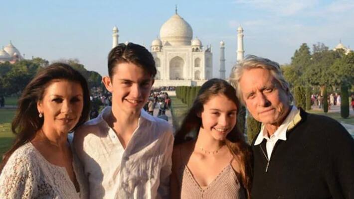 Hollywood actress Catherine Zeta-Jones explore Jaipur on her trip to India (Video) Hollywood actress Catherine Zeta-Jones explore Jaipur on her trip to India (Video)