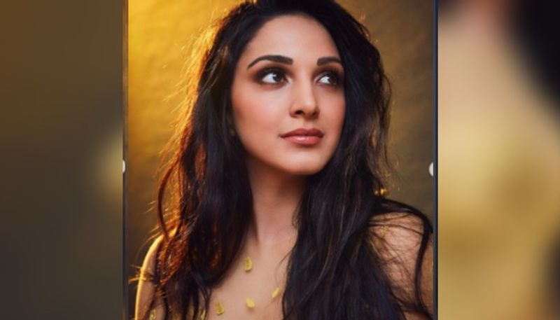 বেশ কয়েকদিন আগেই এক হলুদ পোশাক পরায় সোশ্যাল মিডিয়ায় ট্রোলের শিকার হতে হয়েছিল কিয়ারাকে। এবার সেই বিতর্ককে বুড়ো আঙুল দেখিয়ে নজর কাড়লেন অভিনেত্রী।