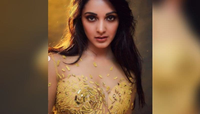 কিয়ারা আডবানিঃ চলতি বছরে কিয়ারার দ্বিতীয় ছবি মুক্তি পেতে চলেছে। কবির সিং ছবিটিতে তেমন অভিনয়ের সুযোগ না থাকলেও সেখানেও নিজের এক বিশেষ ছাপ রেখে গিয়েছেন কিয়ারা। এই ছবি মুক্তির পর থেকেই বলিউডে পাকাপাকি জায়গা করে নিয়েছেন এই অভিনেত্রী।