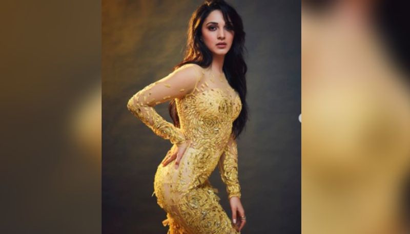 রেড কার্পেটে সকলকে তাক লাগিয়ে হলুদ রঙের নেটের পোশাকে হাজির হন কিয়ারা। বর্তমানে একাধিক ছবির চিত্রনাট্য তাঁর হাতে। ফ্যাশন স্টেটমেন্টে নয়া এখন কিয়ারাও হিট। সোশ্যাল মিডিয়ায় ছবি শেয়ার করে সকলের নজর কাড়লেন তিনি।