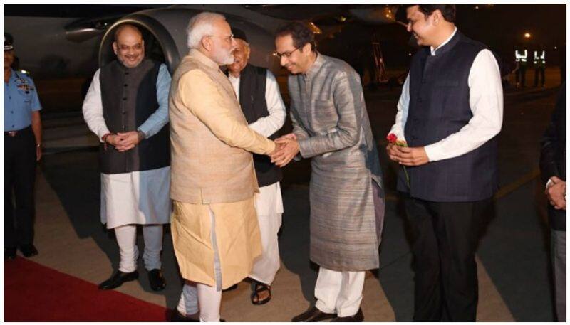 Maharastra chief minister welcoming pm modi
