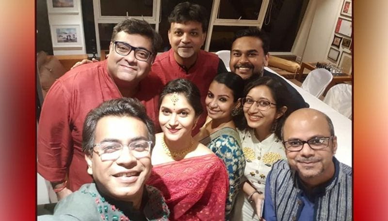 ঘনিষ্ঠ বন্ধুবান্ধবদের নিয়ে ছোট একটি পার্টির আয়োজন করেছিলেন নবদম্পতি। সন্ধ্যে হওয়ার সঙ্গে সঙ্গেই টলিপাড়ার বিশিষ্ট কয়েকজনের উপস্থিতি লক্ষ করা যায়। যেমন রুদ্রনীল, শ্রীজাত, ইন্দ্রদীপ দাশগুপ্ত সহ আরও কিছু ঘনিষ্ঠ বন্ধু বান্ধবের উপস্থিতি লক্ষ করা যায়।
