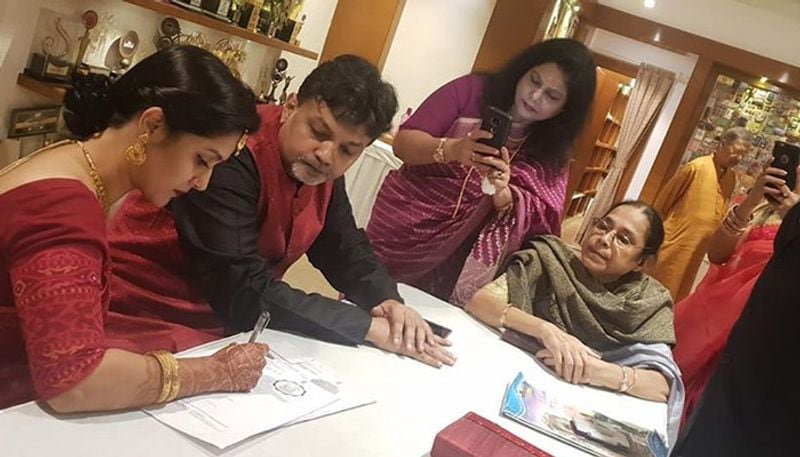 বন্ধুবান্ধব ছাড়াও সৃজিত ও মিথিলার পরিবারের সদস্যরাও হাজির ছিলেন। সকলের আশীর্বাদ নিয়েই বিয়ে সারেন টলিপাড়ার এই নবদম্পতি। এছাড়াও পরিবারের খুদে সদস্য মিথিলার মেয়ে আইরাওকে নিয়ে নতুন জীবনের পথ চলা শুরু করলেন সৃজিত-মিথিলা।