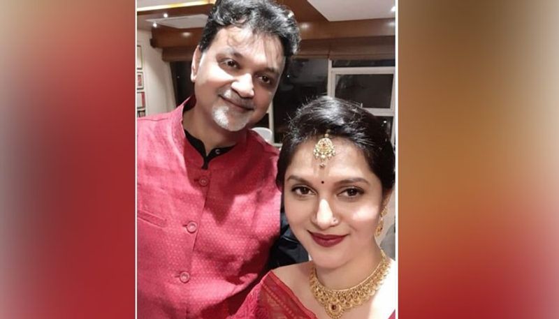 শোশ্যাল মিড়িয়ায় সেই খবর ছবি সহ নিজেই দিলেন সৃজিত মুখোপাধ্যায়। ক্যাপশনে লিখলেন ‘বলো না শ্যালিকা তারে, যেও না যেও না প্রিয় !’