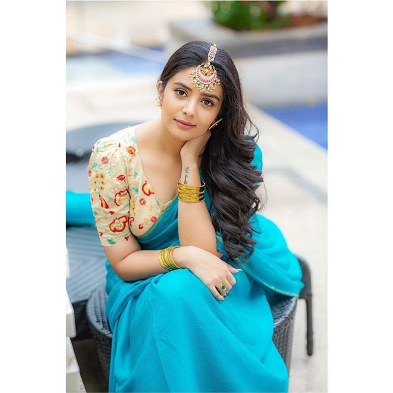 netizens hot comment over sreemukhis photo