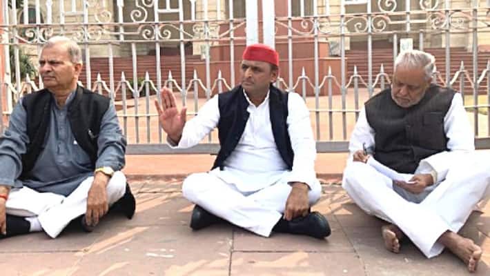 Akhilesh Yadav in dharna Priyanka Gandhi alleges BJP link in Unnao case Akhilesh Yadav in dharna Priyanka Gandhi alleges BJP link in Unnao case