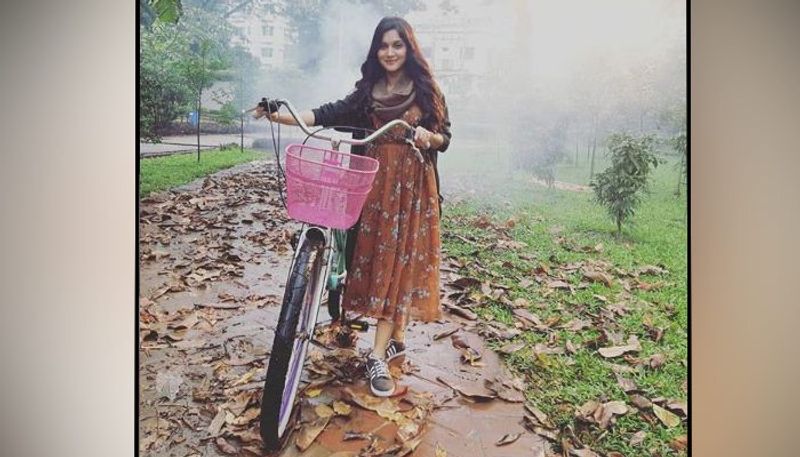 বাংলাদেশের বাসিন্দা মিথিলা। ছোট থেকেই পড়াশুনোতে মেধাবী ছিলেন তিনি। ঢাকা বিশ্ববিদ্যালয় থেকে এম.এ পাশ করেন রাষ্ট্রবিজ্ঞান নিয়ে। পরবর্তীতে আর্লি চাইল্ড হুড ডেভেলপমেন্ট নিয়েও পড়াশুনো করেন তিনি।