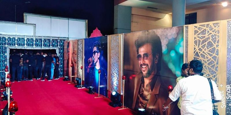 வழி நெடுக்க மெர்சலாக்கும் போஸ்டர்ஸ்