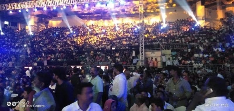 தலைவரை பார்க்க அலை மோதும் ரசிகர்கள் கூட்டம்
