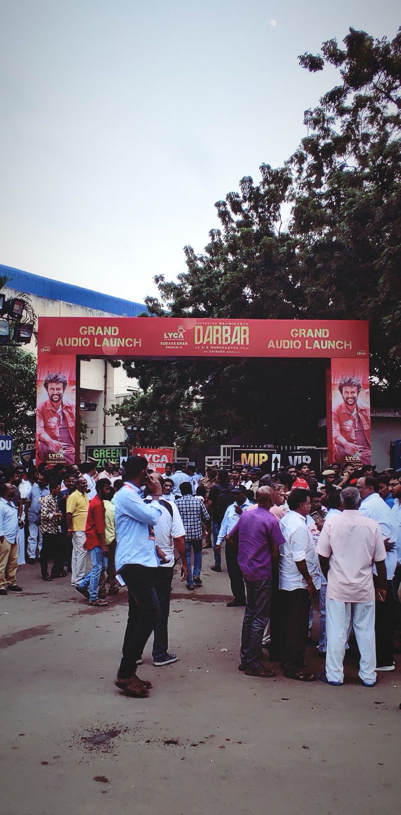 நுழைவு வாயிலில் செம்ம மாஸ்