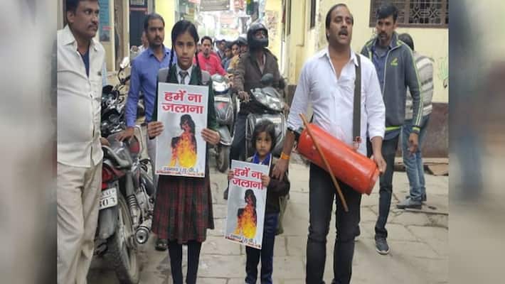 protest in varanasi after unnao victim dies KPU protest in varanasi after unnao victim dies KPU