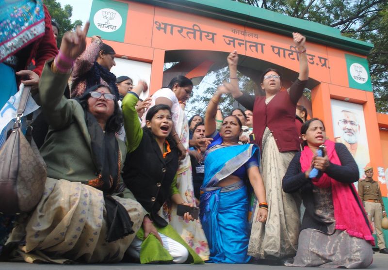 unnao case up police lathicharge on congress female worker pic going viral kpt