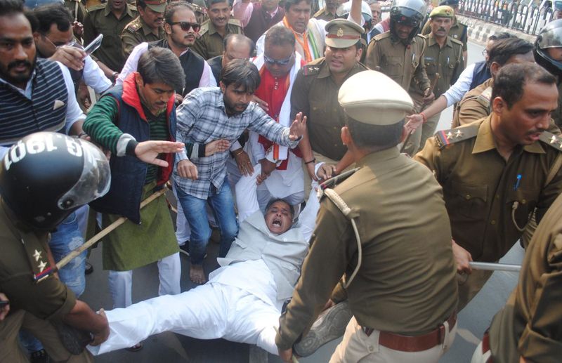 unnao case up police lathicharge on congress female worker pic going viral kpt