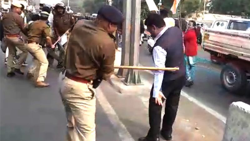 unnao case up police lathicharge on congress female worker pic going viral kpt